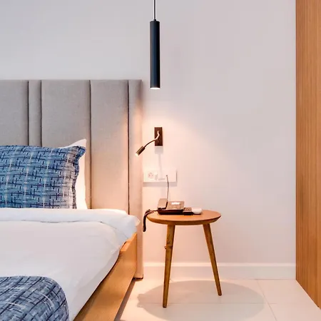 Stylish Flat W Pool N Balcony 5 Min To
